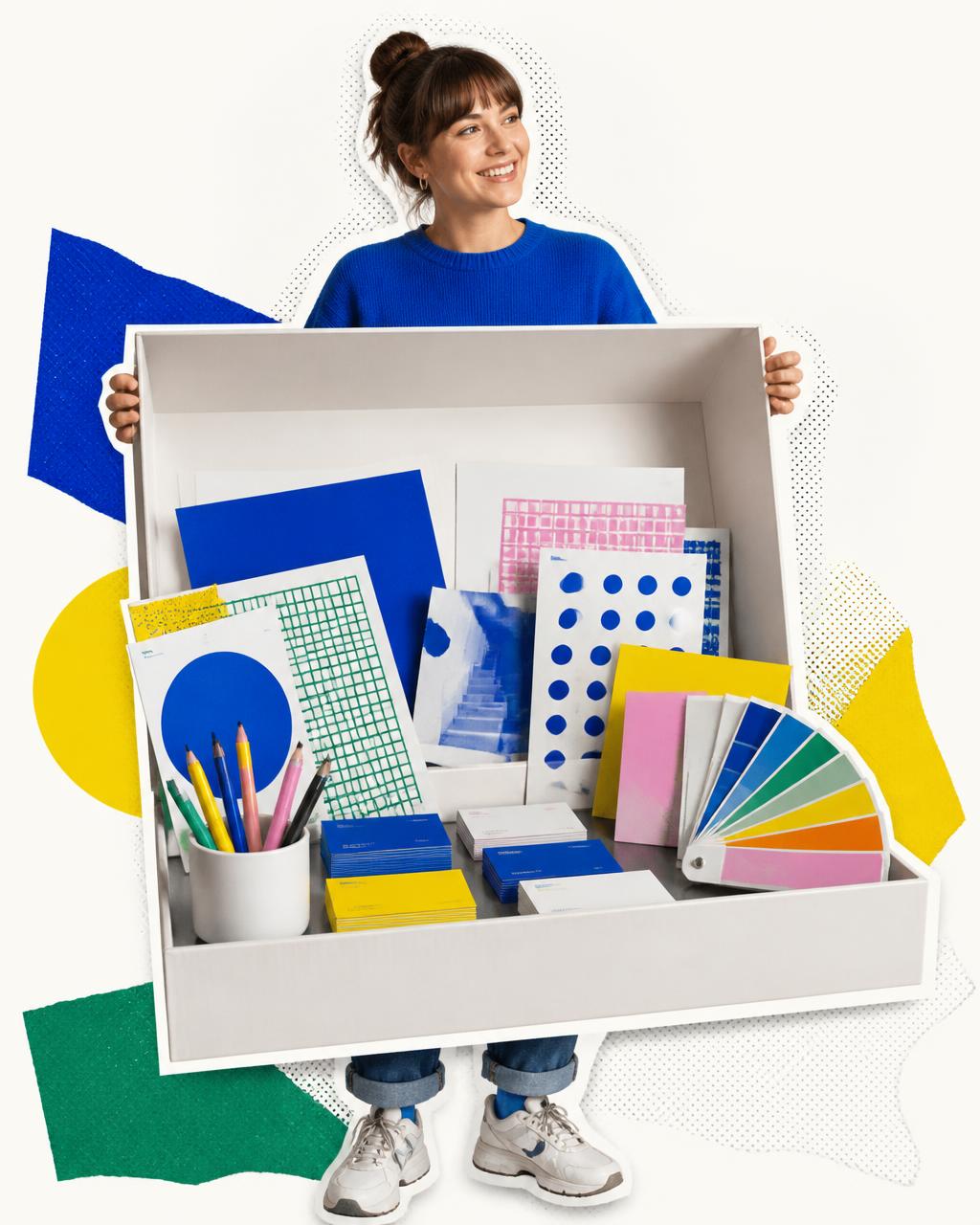 Graphiste présentant une sélection de flyers, couleurs et supports imprimés