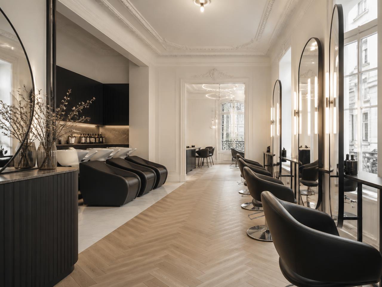 Brushing en cours sur une chevelure dans un salon lumineux