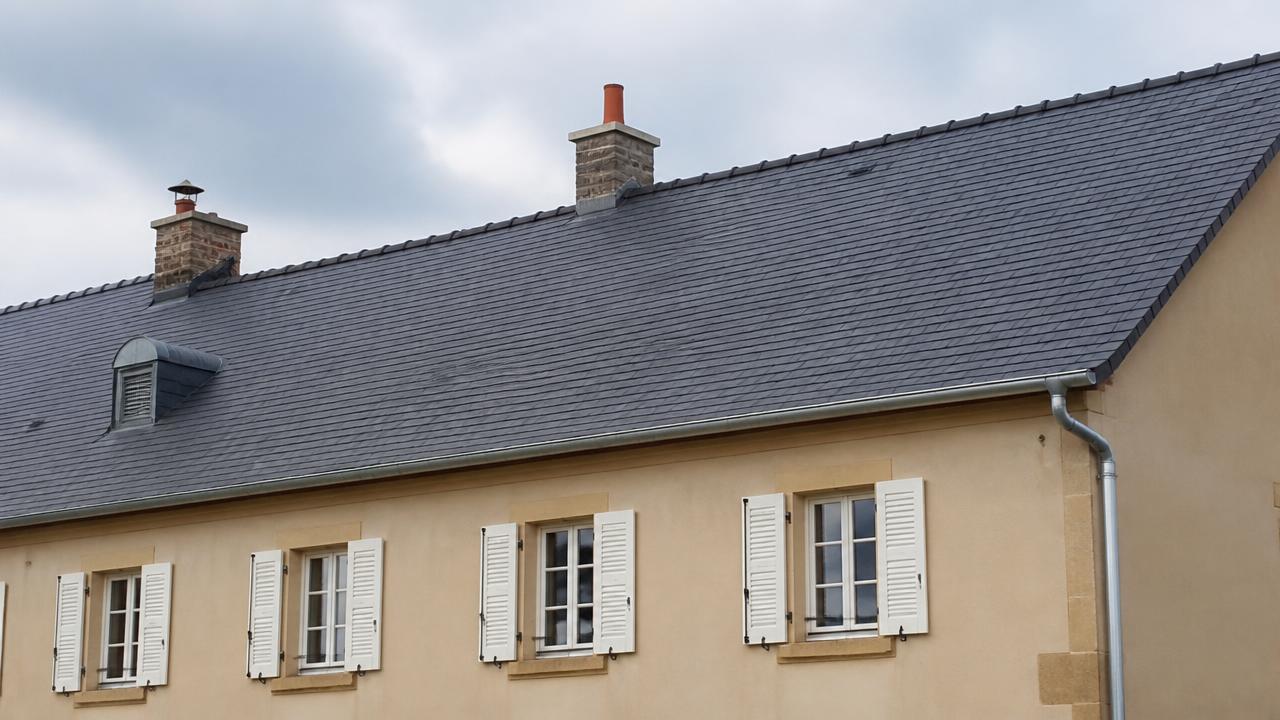 Toiture en ardoise rénovée avec gouttières en zinc neuves